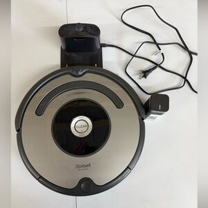 iRobot Roomba 677 Vacuum Cleaner with Charging Dock